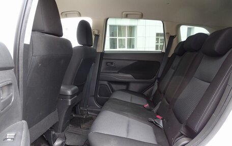 Mitsubishi Outlander III рестайлинг 3, 2018 год, 1 990 000 рублей, 6 фотография