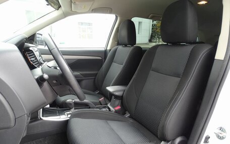 Mitsubishi Outlander III рестайлинг 3, 2018 год, 1 990 000 рублей, 4 фотография