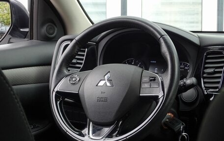 Mitsubishi Outlander III рестайлинг 3, 2018 год, 1 990 000 рублей, 8 фотография