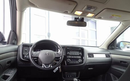 Mitsubishi Outlander III рестайлинг 3, 2018 год, 1 990 000 рублей, 10 фотография