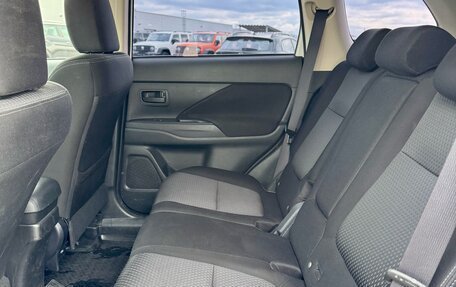 Mitsubishi Outlander III рестайлинг 3, 2017 год, 1 945 000 рублей, 10 фотография