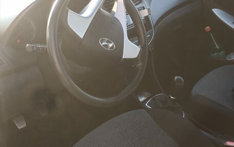 Hyundai Solaris II рестайлинг, 2013 год, 700 000 рублей, 6 фотография