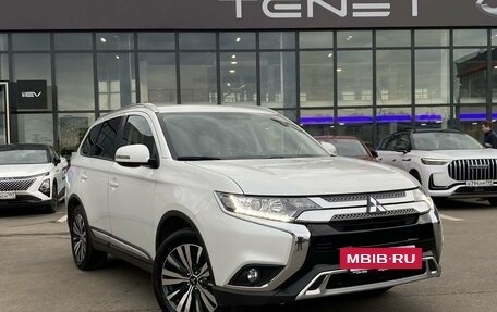 Mitsubishi Outlander III рестайлинг 3, 2020 год, 2 499 000 рублей, 3 фотография