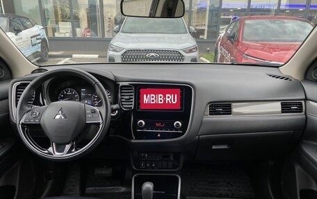 Mitsubishi Outlander III рестайлинг 3, 2020 год, 2 499 000 рублей, 16 фотография