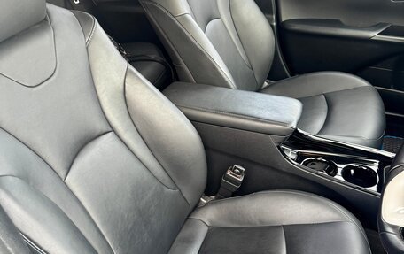 Toyota Prius IV XW50, 2018 год, 1 715 000 рублей, 16 фотография