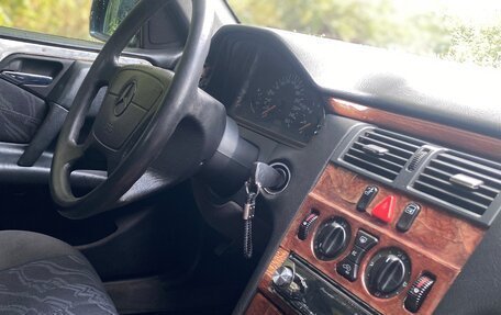 Mercedes-Benz E-Класс, 1998 год, 230 000 рублей, 3 фотография