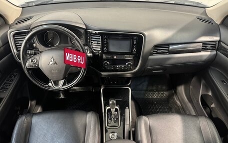 Mitsubishi Outlander III рестайлинг 3, 2017 год, 1 599 800 рублей, 9 фотография