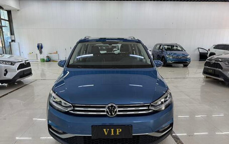 Volkswagen Touran III, 2022 год, 2 750 000 рублей, 2 фотография