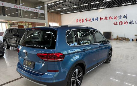 Volkswagen Touran III, 2022 год, 2 750 000 рублей, 4 фотография