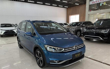 Volkswagen Touran III, 2022 год, 2 750 000 рублей, 3 фотография