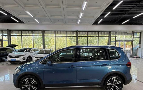 Volkswagen Touran III, 2022 год, 2 750 000 рублей, 7 фотография