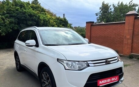 Mitsubishi Outlander III рестайлинг 3, 2014 год, 1 650 000 рублей, 2 фотография