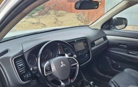 Mitsubishi Outlander III рестайлинг 3, 2014 год, 1 650 000 рублей, 9 фотография