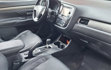 Mitsubishi Outlander III рестайлинг 3, 2014 год, 1 650 000 рублей, 10 фотография