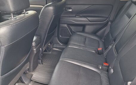 Mitsubishi Outlander III рестайлинг 3, 2014 год, 1 650 000 рублей, 11 фотография