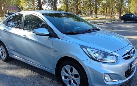 Hyundai Solaris II рестайлинг, 2011 год, 610 000 рублей, 2 фотография