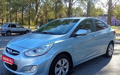 Hyundai Solaris II рестайлинг, 2011 год, 610 000 рублей, 3 фотография