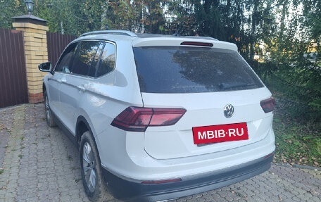 Volkswagen Tiguan II, 2019 год, 2 000 000 рублей, 3 фотография