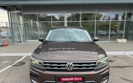 Volkswagen Tiguan II, 2017 год, 2 413 000 рублей, 2 фотография