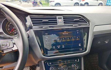 Volkswagen Tiguan II, 2021 год, 1 890 000 рублей, 8 фотография