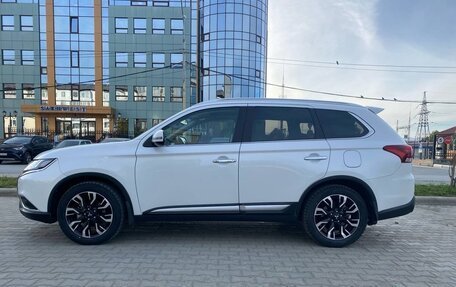 Mitsubishi Outlander III рестайлинг 3, 2020 год, 2 650 000 рублей, 2 фотография
