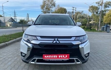 Mitsubishi Outlander III рестайлинг 3, 2020 год, 2 650 000 рублей, 5 фотография