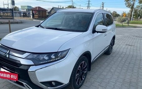 Mitsubishi Outlander III рестайлинг 3, 2020 год, 2 650 000 рублей, 3 фотография