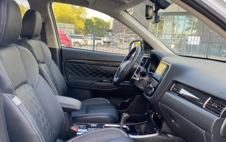 Mitsubishi Outlander III рестайлинг 3, 2020 год, 2 650 000 рублей, 10 фотография