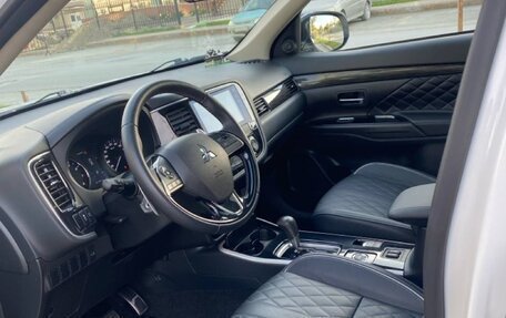 Mitsubishi Outlander III рестайлинг 3, 2020 год, 2 650 000 рублей, 8 фотография