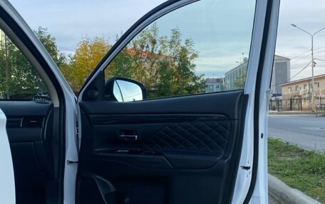 Mitsubishi Outlander III рестайлинг 3, 2020 год, 2 650 000 рублей, 11 фотография