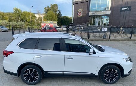 Mitsubishi Outlander III рестайлинг 3, 2020 год, 2 650 000 рублей, 18 фотография
