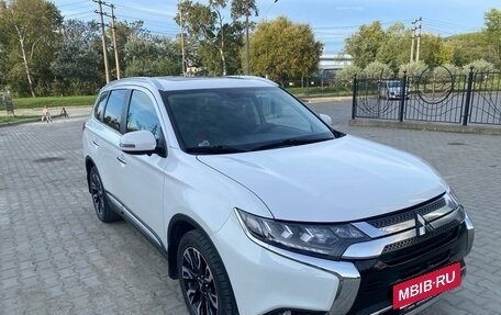 Mitsubishi Outlander III рестайлинг 3, 2020 год, 2 650 000 рублей, 19 фотография