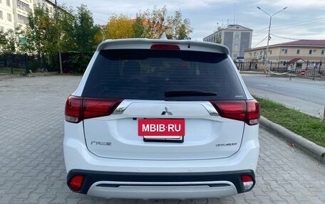Mitsubishi Outlander III рестайлинг 3, 2020 год, 2 650 000 рублей, 20 фотография