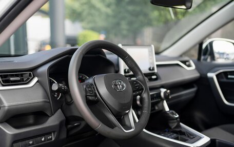 Toyota RAV4, 2019 год, 3 390 000 рублей, 9 фотография
