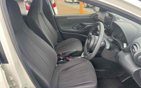 Toyota Yaris III рестайлинг, 2020 год, 1 200 000 рублей, 13 фотография