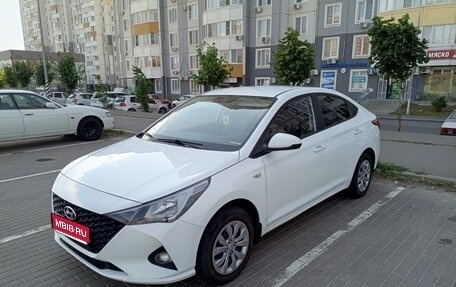 Hyundai Solaris II рестайлинг, 2021 год, 1 350 000 рублей, 1 фотография