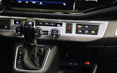 Volkswagen Multivan T6 рестайлинг, 2019 год, 5 400 000 рублей, 13 фотография