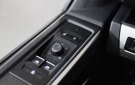 Volkswagen Multivan T6 рестайлинг, 2019 год, 5 400 000 рублей, 21 фотография
