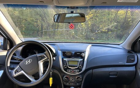 Hyundai Solaris II рестайлинг, 2011 год, 650 000 рублей, 3 фотография