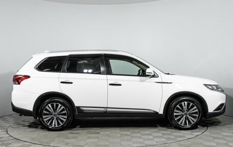 Mitsubishi Outlander III рестайлинг 3, 2018 год, 1 899 700 рублей, 4 фотография