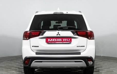 Mitsubishi Outlander III рестайлинг 3, 2018 год, 1 899 700 рублей, 7 фотография