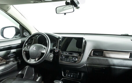 Mitsubishi Outlander III рестайлинг 3, 2018 год, 1 899 700 рублей, 10 фотография