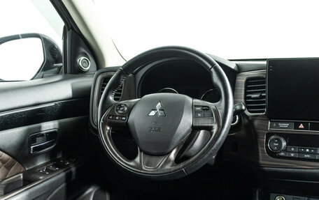 Mitsubishi Outlander III рестайлинг 3, 2018 год, 1 899 700 рублей, 19 фотография