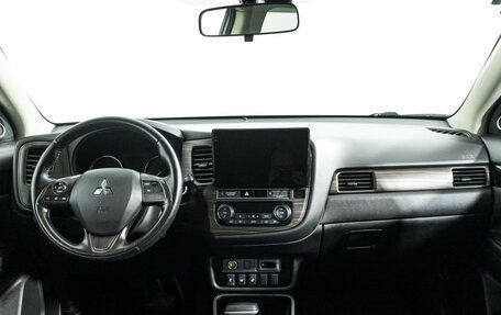 Mitsubishi Outlander III рестайлинг 3, 2018 год, 1 899 700 рублей, 14 фотография