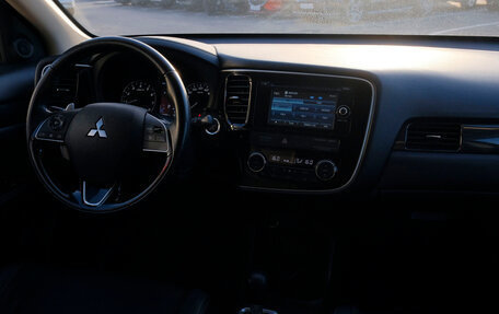 Mitsubishi Outlander III рестайлинг 3, 2016 год, 1 908 000 рублей, 12 фотография