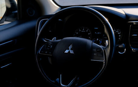 Mitsubishi Outlander III рестайлинг 3, 2016 год, 1 908 000 рублей, 13 фотография