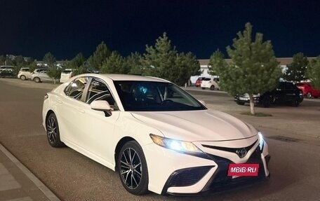 Toyota Camry, 2021 год, 2 300 000 рублей, 2 фотография