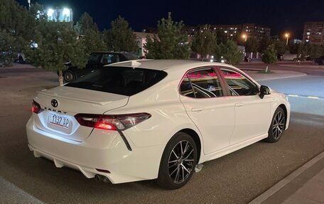 Toyota Camry, 2021 год, 2 300 000 рублей, 3 фотография