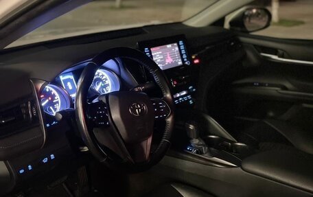 Toyota Camry, 2021 год, 2 300 000 рублей, 6 фотография