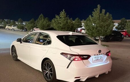 Toyota Camry, 2021 год, 2 300 000 рублей, 4 фотография